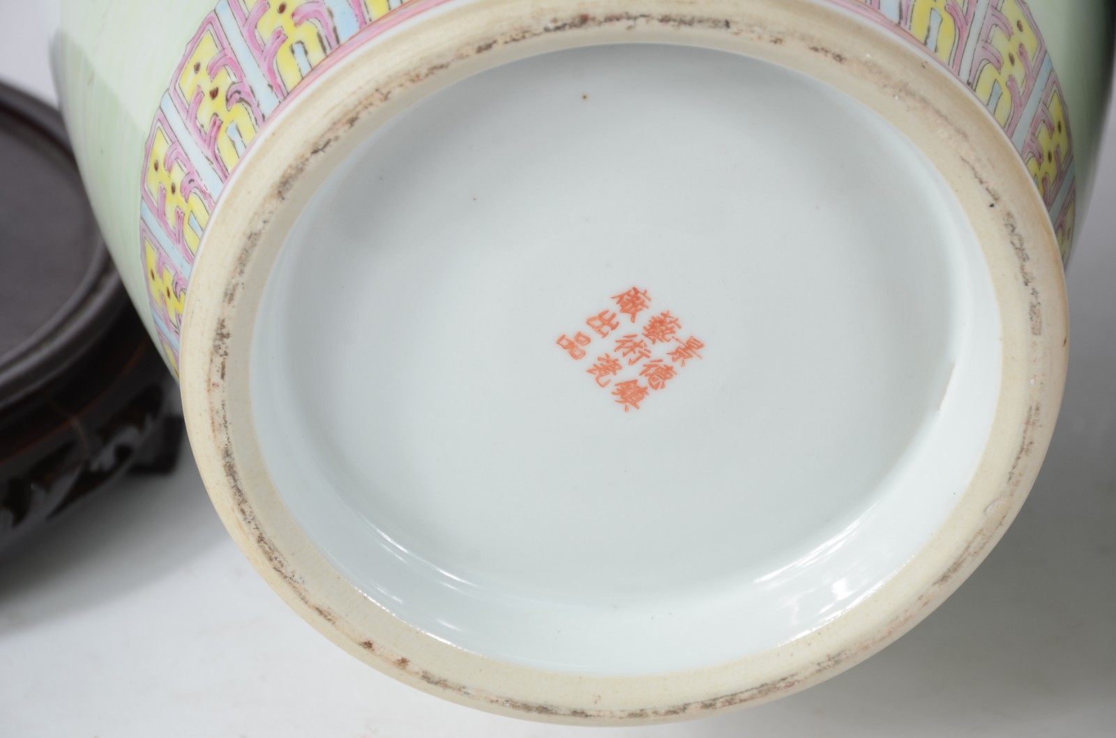 Par de vasos de porcelana chinesa decorados com figuras típicas em... - foto 7 de 8