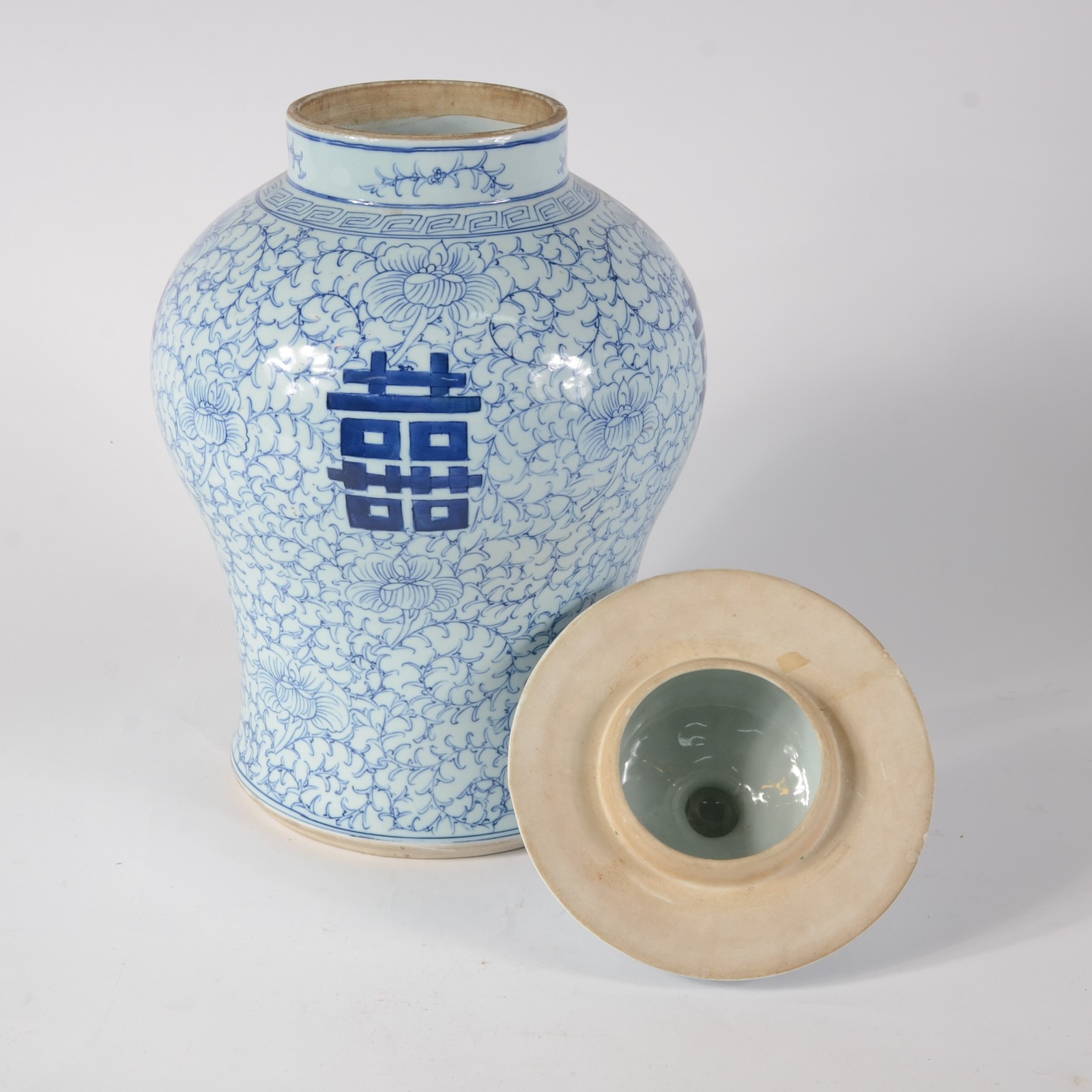 Potiche de porcelana oriental na cor azul e branco, decorado com... - foto 6 de 6
