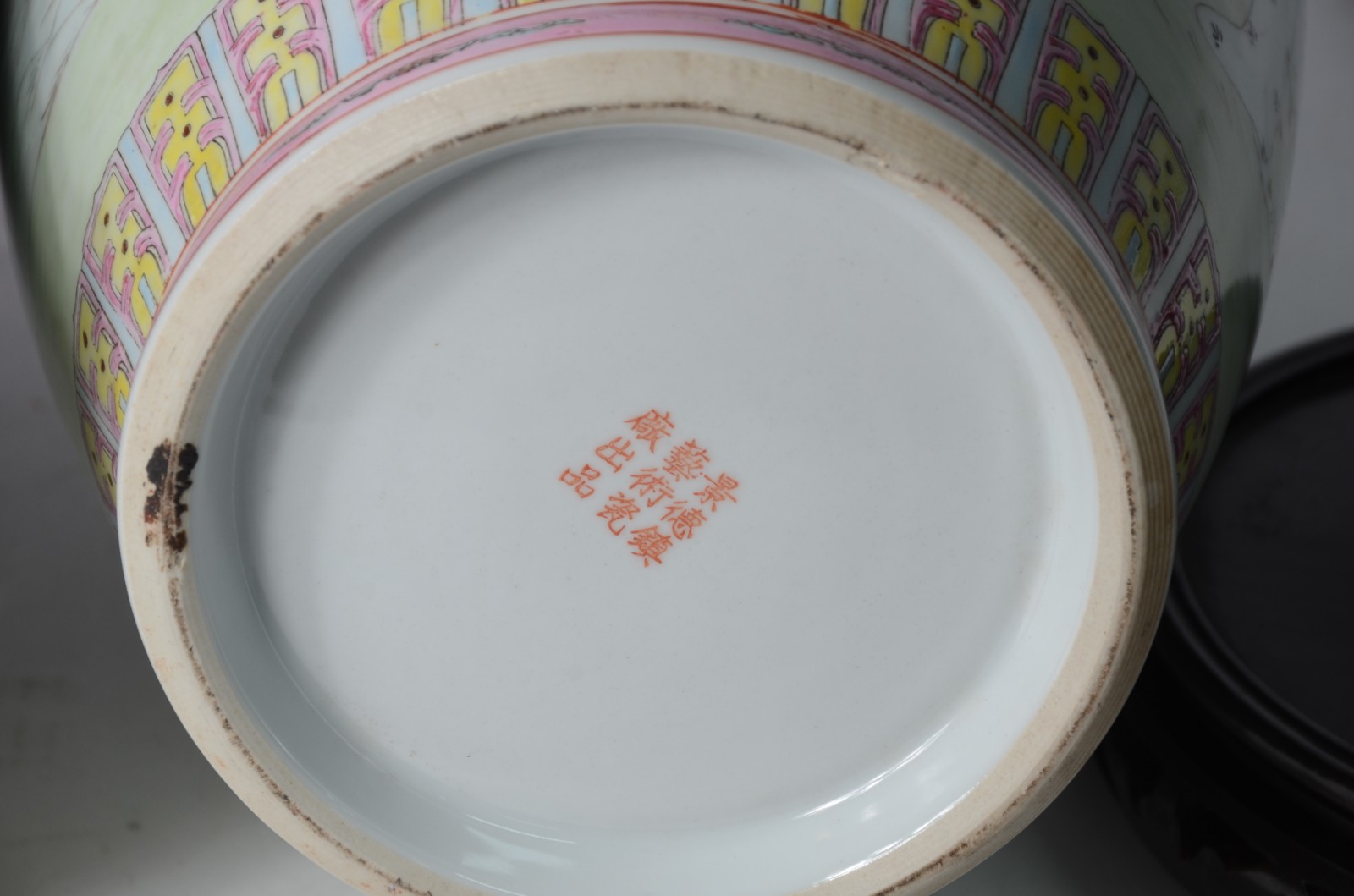 Par de vasos de porcelana chinesa decorados com figuras típicas em... - foto 8 de 8