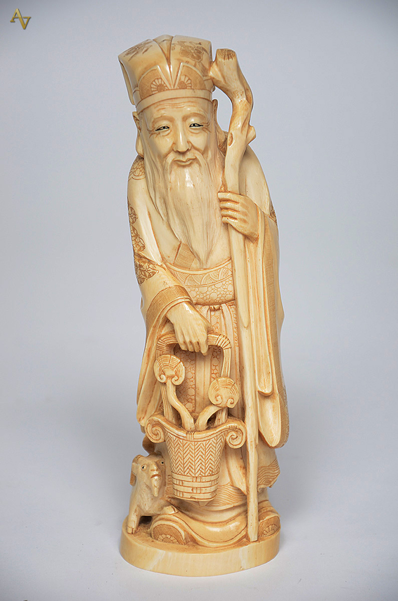 Escultura de marfim representando monge, com selo. Altura total 24 cm. - foto 1 de 2