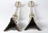 Par de castiçais de metal prateado, bases com f... - Par de castiçais de metal prateado, bases com figuras sacras em relevo. (desgastes no metal)
