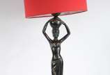 Abatjour de resina patinada de preto na forma d... - Abatjour de resina patinada de preto na forma de figura feminina, cúpula de tecido vermelho. Desgastes.