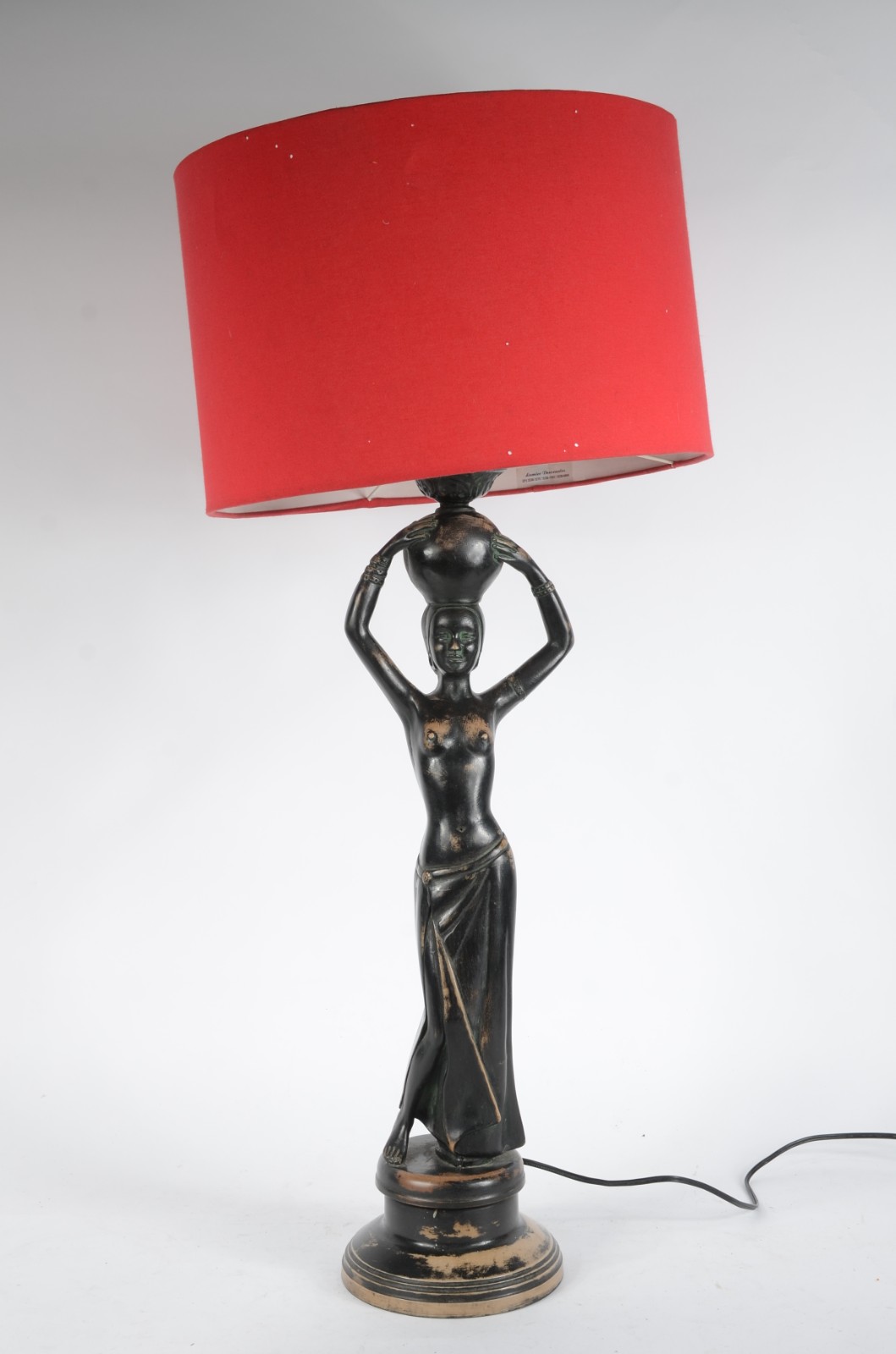 Abatjour de resina patinada de preto na forma de figura feminina... - foto 1 de 6