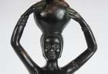 Abatjour de resina patinada de preto na forma d... - Abatjour de resina patinada de preto na forma de figura feminina, cúpula de tecido vermelho. Desgastes.