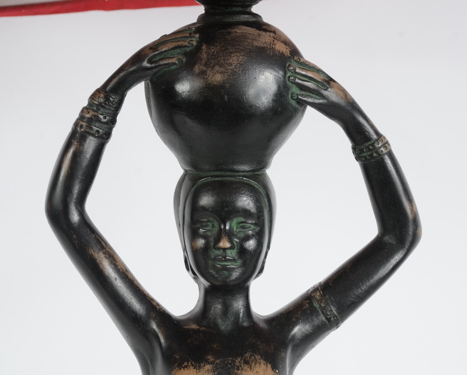 Abatjour de resina patinada de preto na forma de figura feminina... - foto 3 de 6