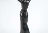 Abatjour de resina patinada de preto na forma d... - Abatjour de resina patinada de preto na forma de figura feminina, cúpula de tecido vermelho. Desgastes.