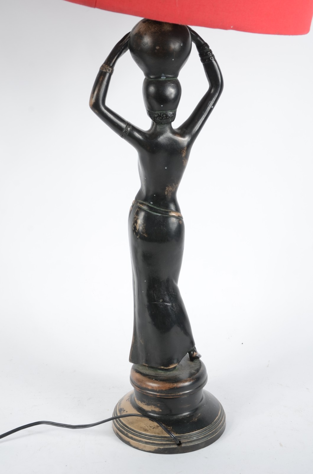 Abatjour de resina patinada de preto na forma de figura feminina... - foto 4 de 6