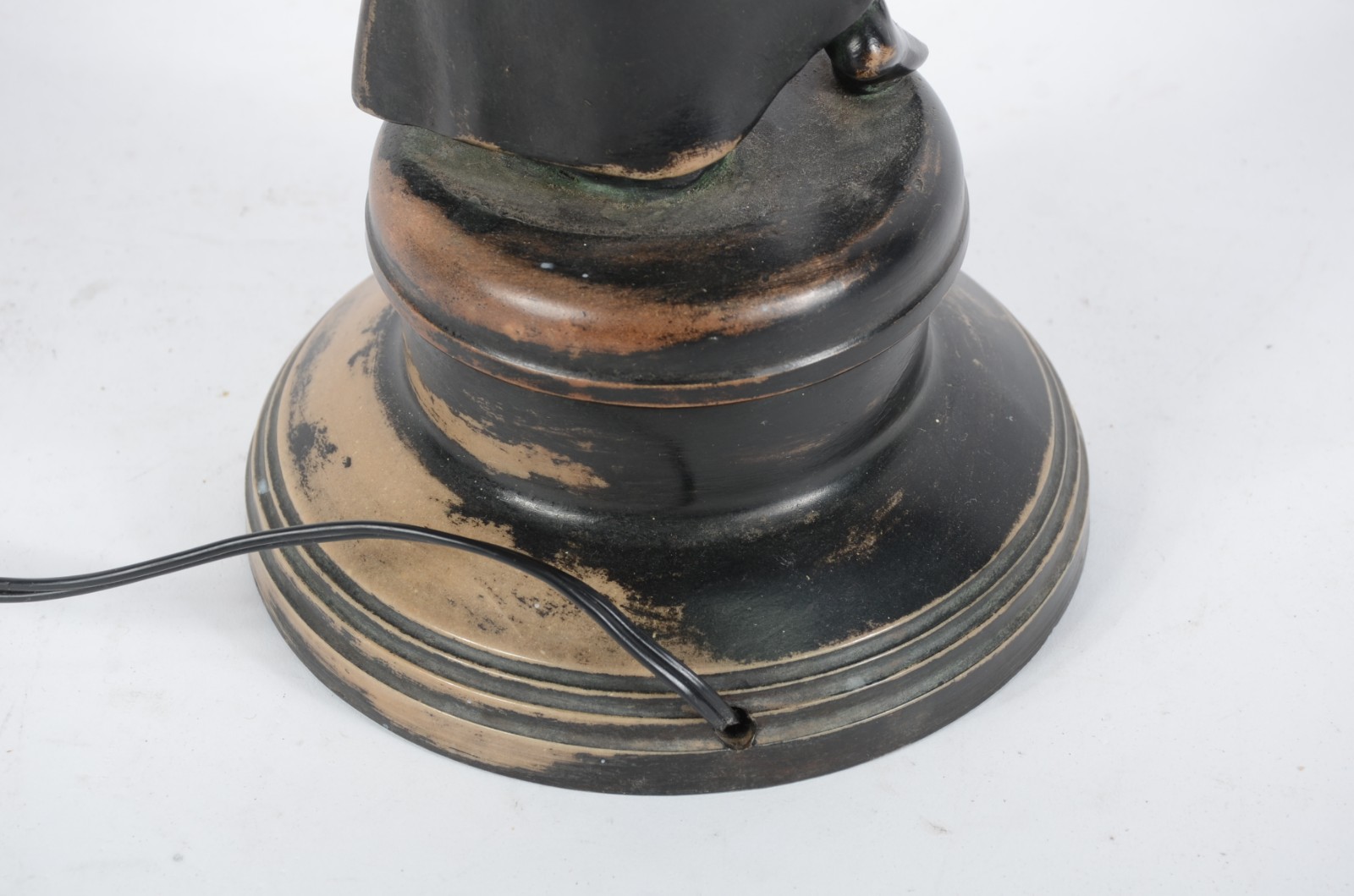 Abatjour de resina patinada de preto na forma de figura feminina... - foto 5 de 6