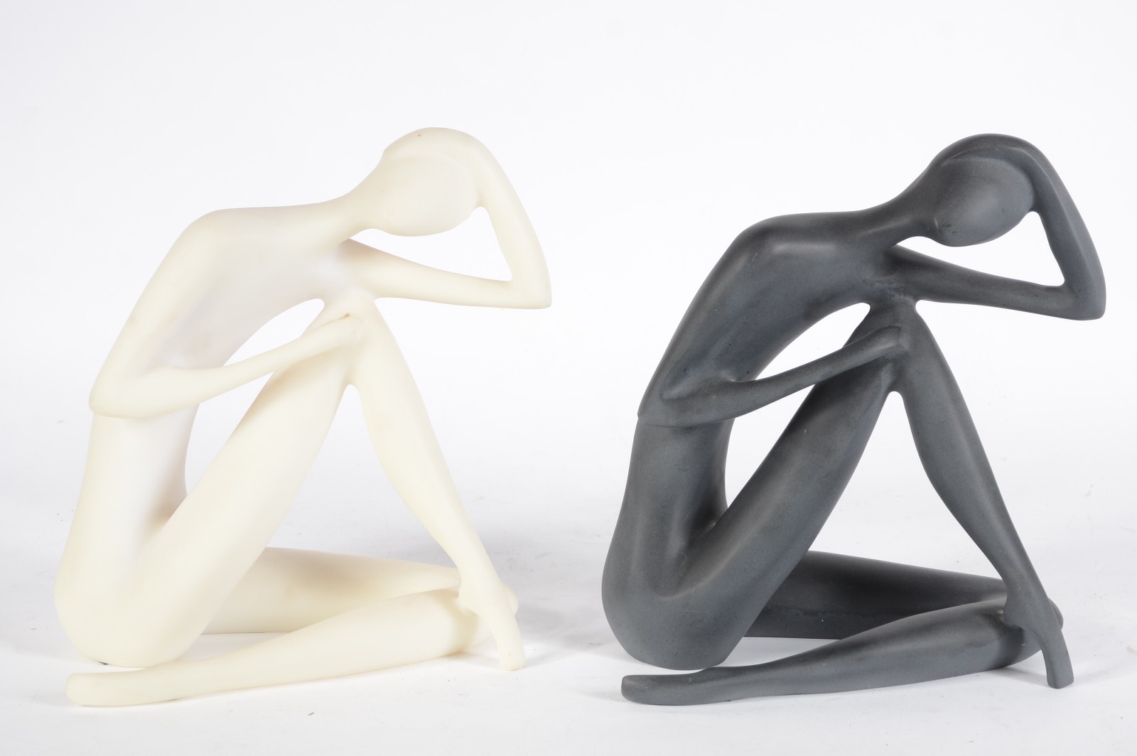 Duas figuras femininas de resina na cor preto e branco, assinadas. - foto 3 de 10