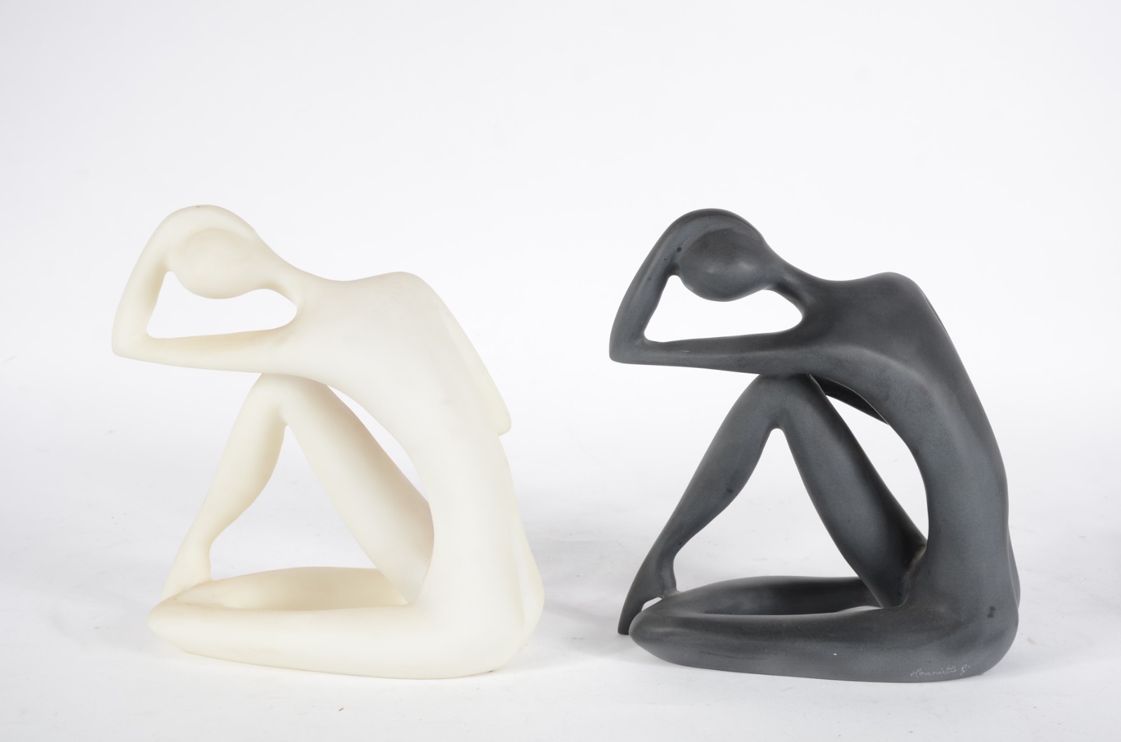 Duas figuras femininas de resina na cor preto e branco, assinadas. - foto 4 de 10
