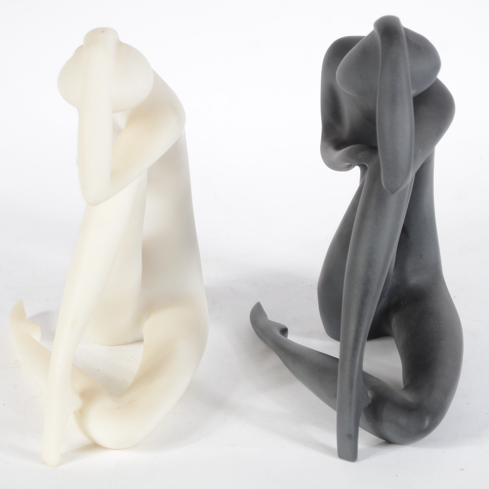 Duas figuras femininas de resina na cor preto e branco, assinadas. - foto 2 de 10