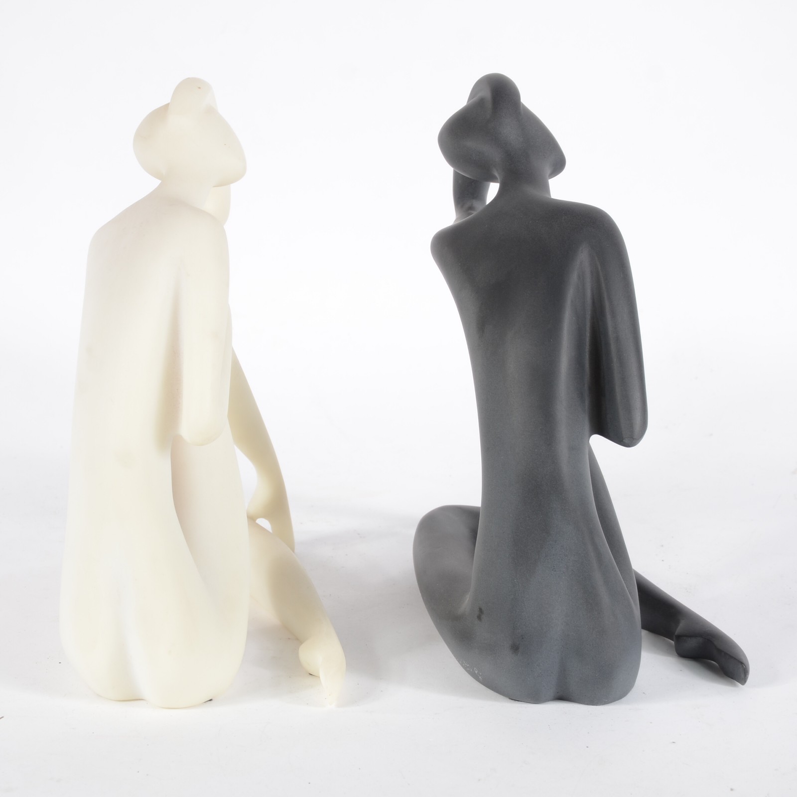 Duas figuras femininas de resina na cor preto e branco, assinadas. - foto 5 de 10