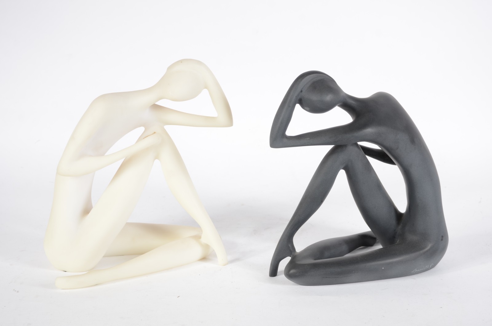 Duas figuras femininas de resina na cor preto e branco, assinadas. - foto 1 de 10