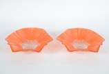 Duas fruteiras de vidro decorativo na cor laran... - Duas fruteiras de vidro decorativo na cor laranja, bordas recortadas.