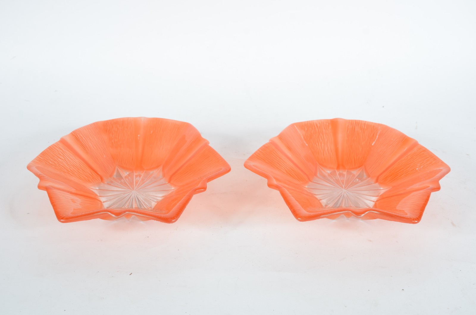 Duas fruteiras de vidro decorativo na cor laranja, bordas recortadas. - foto 1 de 7