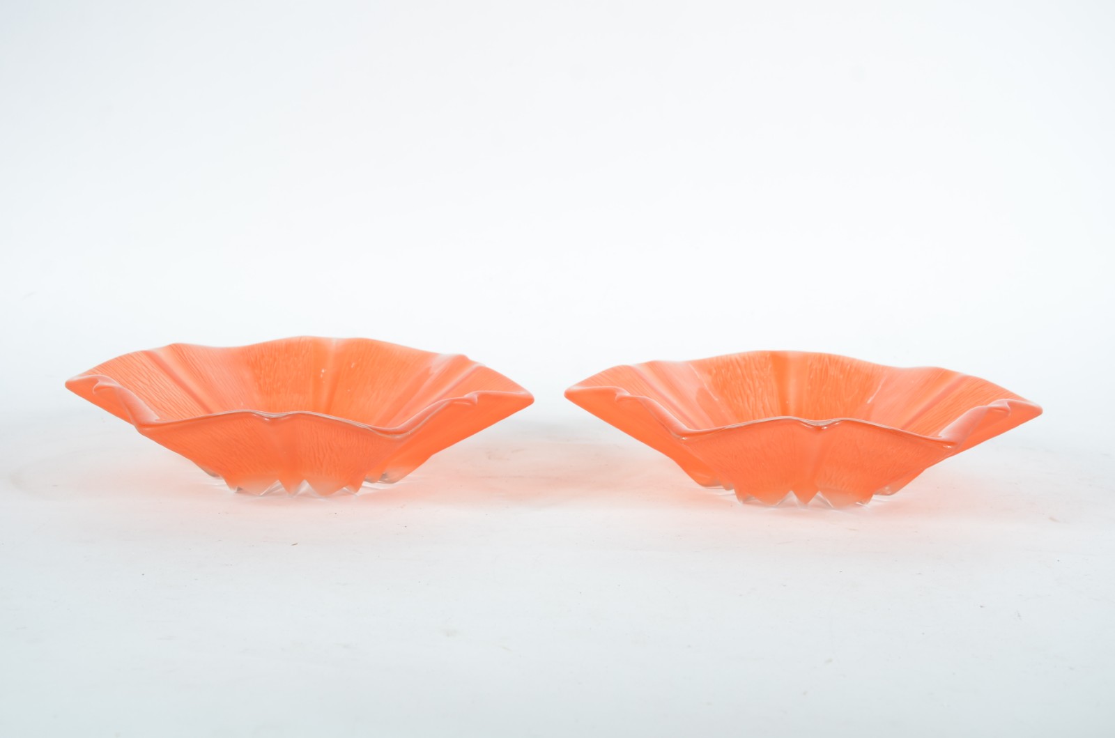 Duas fruteiras de vidro decorativo na cor laranja, bordas recortadas. - foto 2 de 7