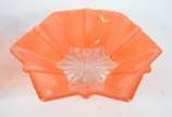 Duas fruteiras de vidro decorativo na cor laran... - Duas fruteiras de vidro decorativo na cor laranja, bordas recortadas.