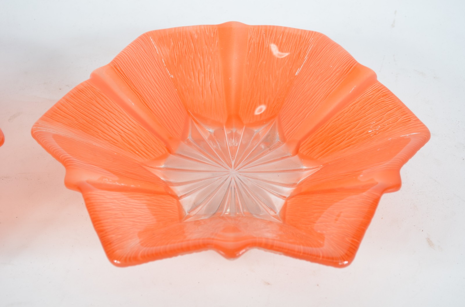 Duas fruteiras de vidro decorativo na cor laranja, bordas recortadas. - foto 3 de 7