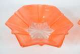 Duas fruteiras de vidro decorativo na cor laran... - Duas fruteiras de vidro decorativo na cor laranja, bordas recortadas.