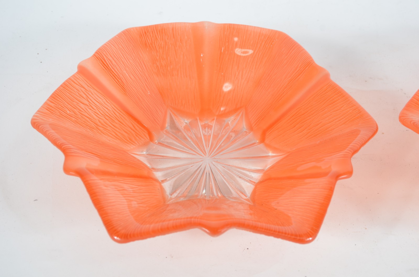 Duas fruteiras de vidro decorativo na cor laranja, bordas recortadas. - foto 4 de 7