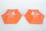 Duas fruteiras de vidro decorativo na cor laran... - Duas fruteiras de vidro decorativo na cor laranja, bordas recortadas.