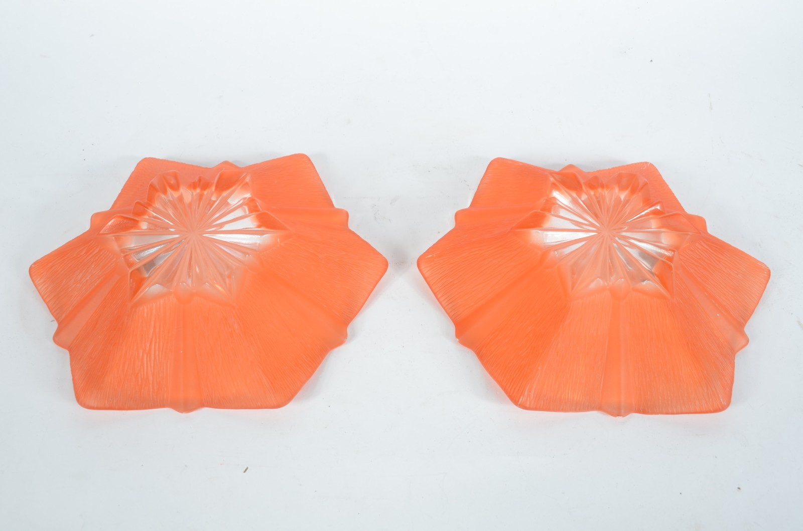 Duas fruteiras de vidro decorativo na cor laranja, bordas recortadas. - foto 5 de 7