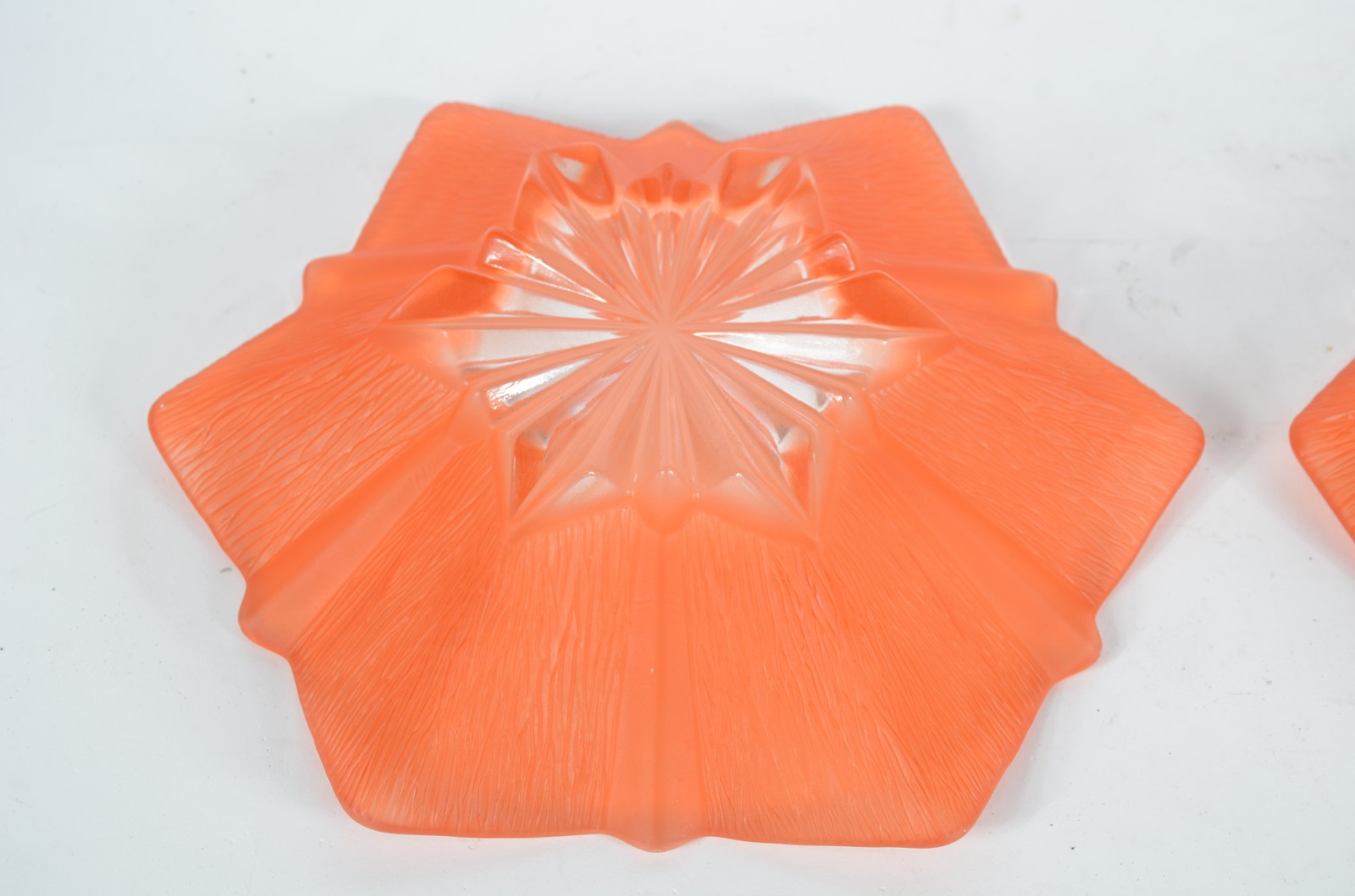Duas fruteiras de vidro decorativo na cor laranja, bordas recortadas. - foto 6 de 7
