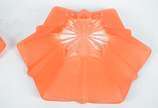 Duas fruteiras de vidro decorativo na cor laran... - Duas fruteiras de vidro decorativo na cor laranja, bordas recortadas.