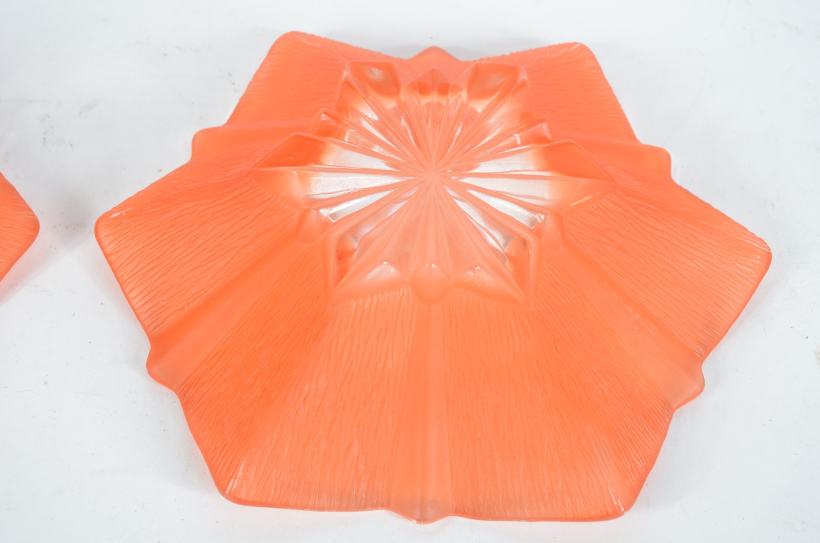 Duas fruteiras de vidro decorativo na cor laranja, bordas recortadas. - foto 7 de 7