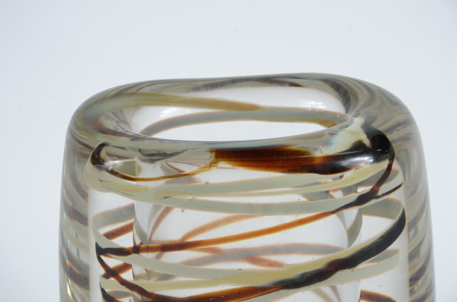 Vaso de murano com listras mescladas de marrom e bege. - foto 2 de 4