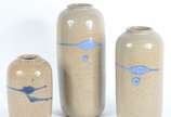 Três vasos decorativos de cerâmica areia com me... - Três vasos decorativos de cerâmica areia com mesclados azuis.