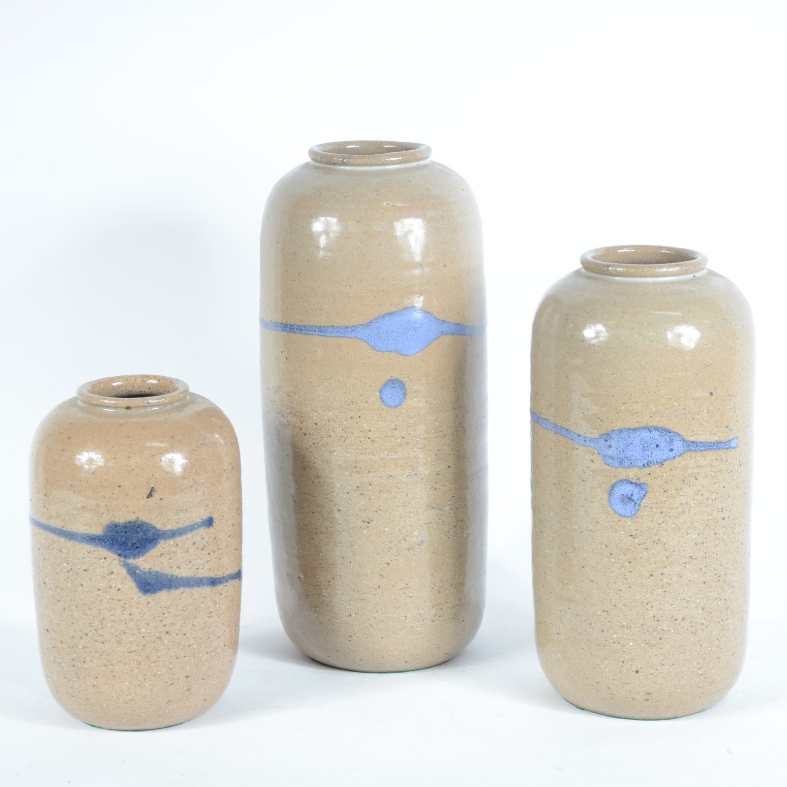 Três vasos decorativos de cerâmica areia com mesclados azuis. - foto 1 de 7