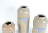 Três vasos decorativos de cerâmica areia com me... - Três vasos decorativos de cerâmica areia com mesclados azuis.