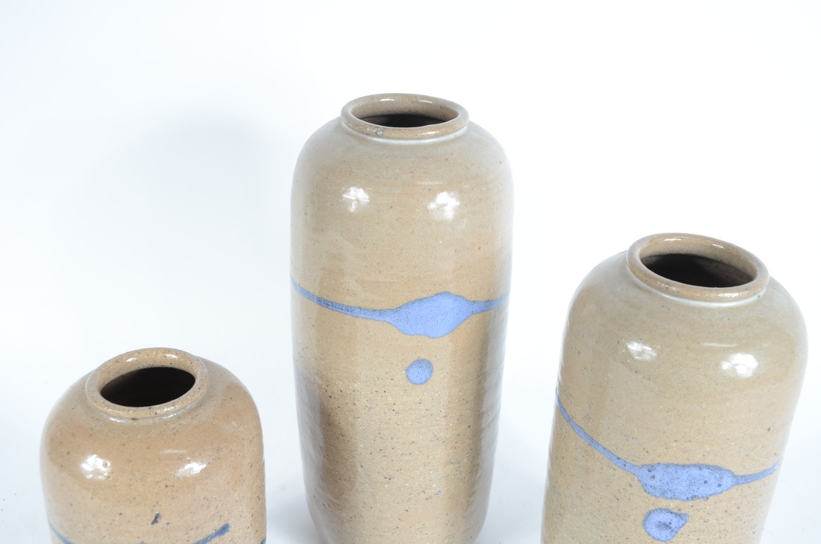 Três vasos decorativos de cerâmica areia com mesclados azuis. - foto 2 de 7