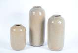 Três vasos decorativos de cerâmica areia com me... - Três vasos decorativos de cerâmica areia com mesclados azuis.