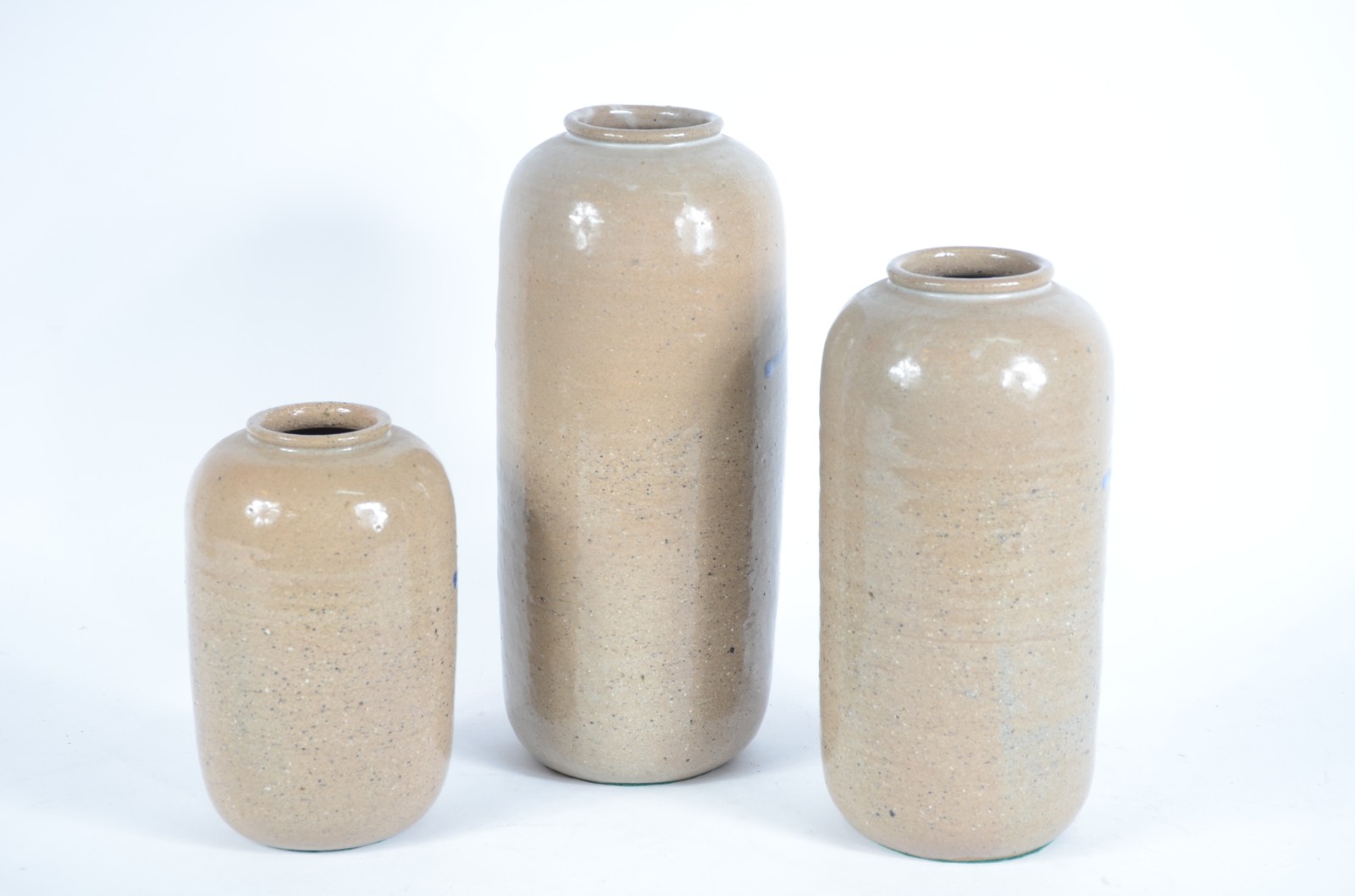 Três vasos decorativos de cerâmica areia com mesclados azuis. - foto 3 de 7