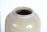 Três vasos decorativos de cerâmica areia com me... - Três vasos decorativos de cerâmica areia com mesclados azuis.