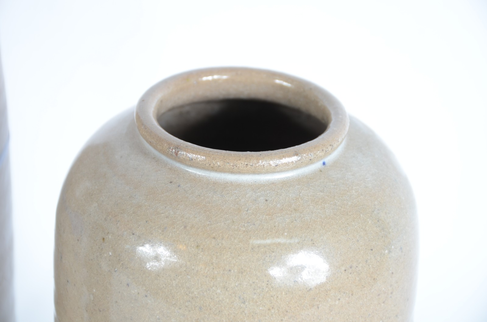 Três vasos decorativos de cerâmica areia com mesclados azuis. - foto 4 de 7