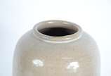 Três vasos decorativos de cerâmica areia com me... - Três vasos decorativos de cerâmica areia com mesclados azuis.