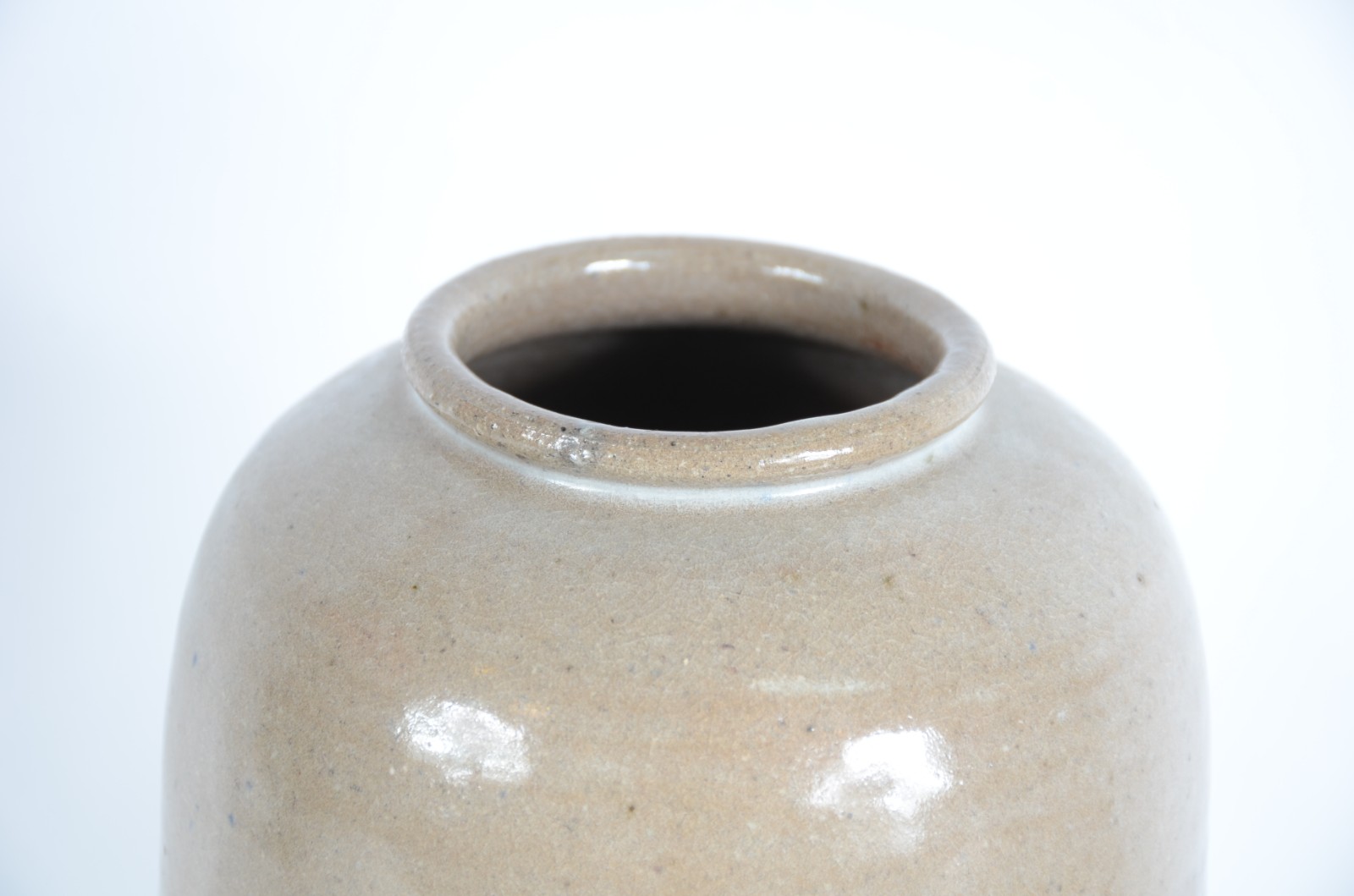 Três vasos decorativos de cerâmica areia com mesclados azuis. - foto 6 de 7