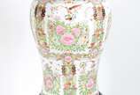 Grande potiche de porcelana oriental decorada c... - Grande potiche de porcelana oriental decorada com flores em policromia, pega da tampa na forma de cão de Fó dourado. Acompanha peanha de madeira...