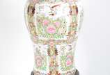Grande potiche de porcelana oriental decorada c... - Grande potiche de porcelana oriental decorada com flores em policromia, pega da tampa na forma de cão de Fó dourado. Acompanha peanha de madeira...
