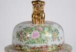 Grande potiche de porcelana oriental decorada c... - Grande potiche de porcelana oriental decorada com flores em policromia, pega da tampa na forma de cão de Fó dourado. Acompanha peanha de madeira...