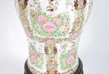 Grande potiche de porcelana oriental decorada c... - Grande potiche de porcelana oriental decorada com flores em policromia, pega da tampa na forma de cão de Fó dourado. Acompanha peanha de madeira...