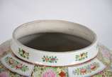 Grande potiche de porcelana oriental decorada c... - Grande potiche de porcelana oriental decorada com flores em policromia, pega da tampa na forma de cão de Fó dourado. Acompanha peanha de madeira...