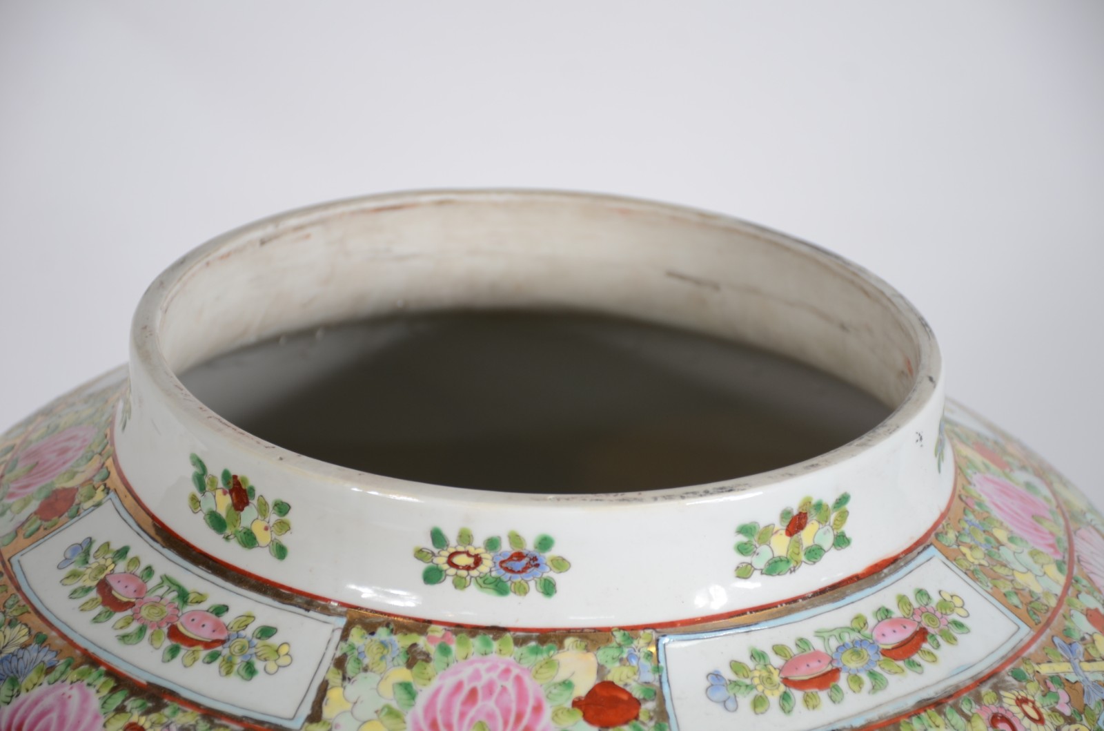 Grande potiche de porcelana oriental decorada com flores em... - foto 5 de 9