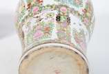 Grande potiche de porcelana oriental decorada c... - Grande potiche de porcelana oriental decorada com flores em policromia, pega da tampa na forma de cão de Fó dourado. Acompanha peanha de madeira...