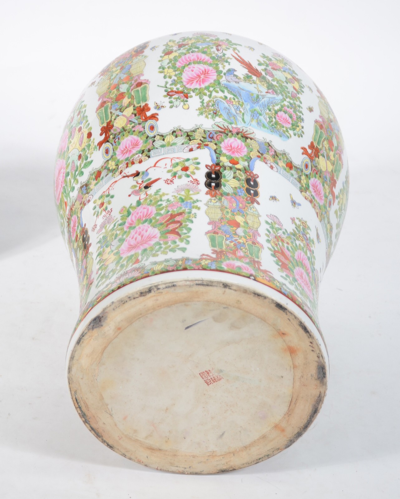 Grande potiche de porcelana oriental decorada com flores em... - foto 7 de 9