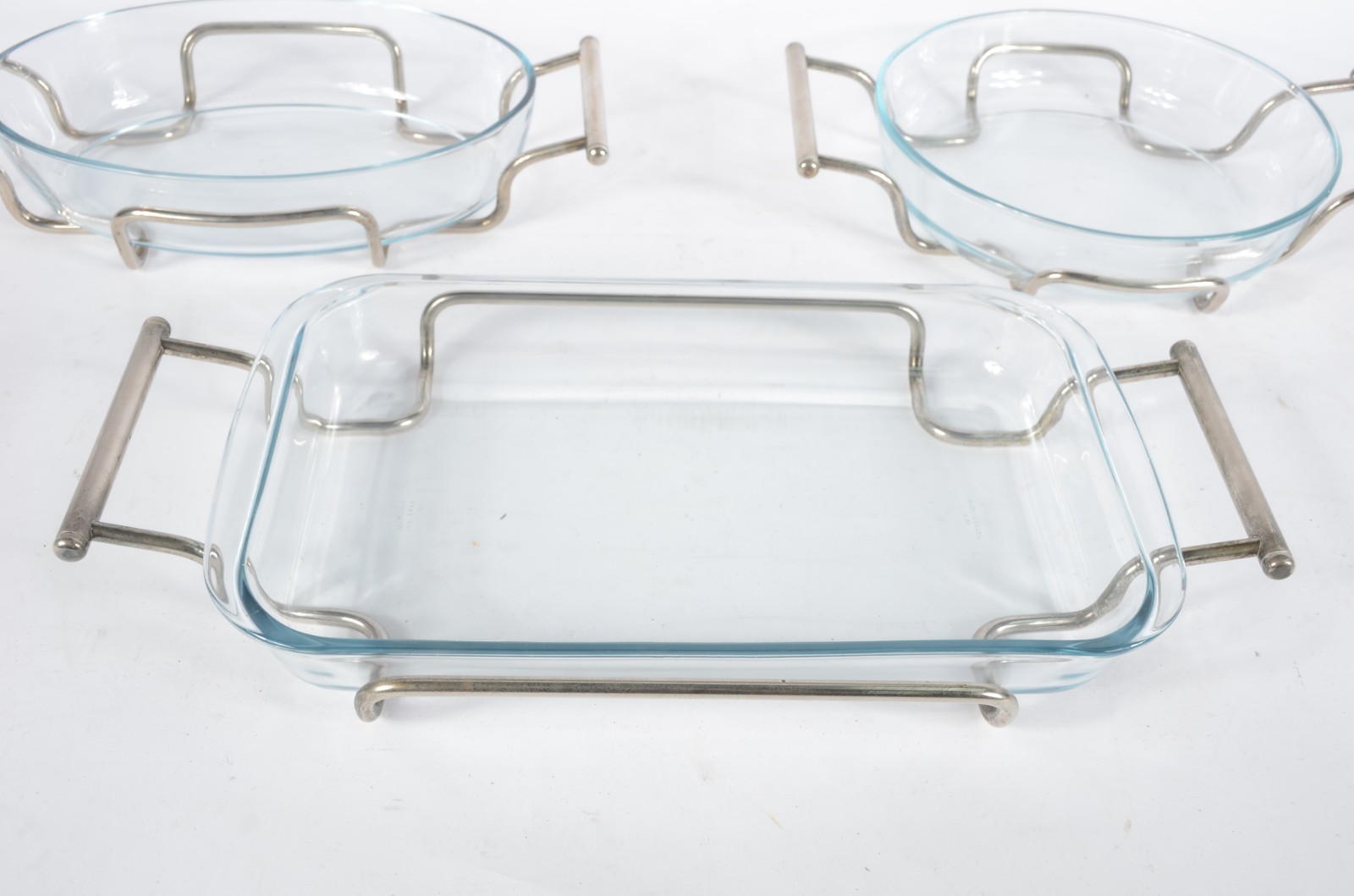 Três porta pirex sendo um retangular, um oval e um redondo, com bases... - foto 3 de 5
