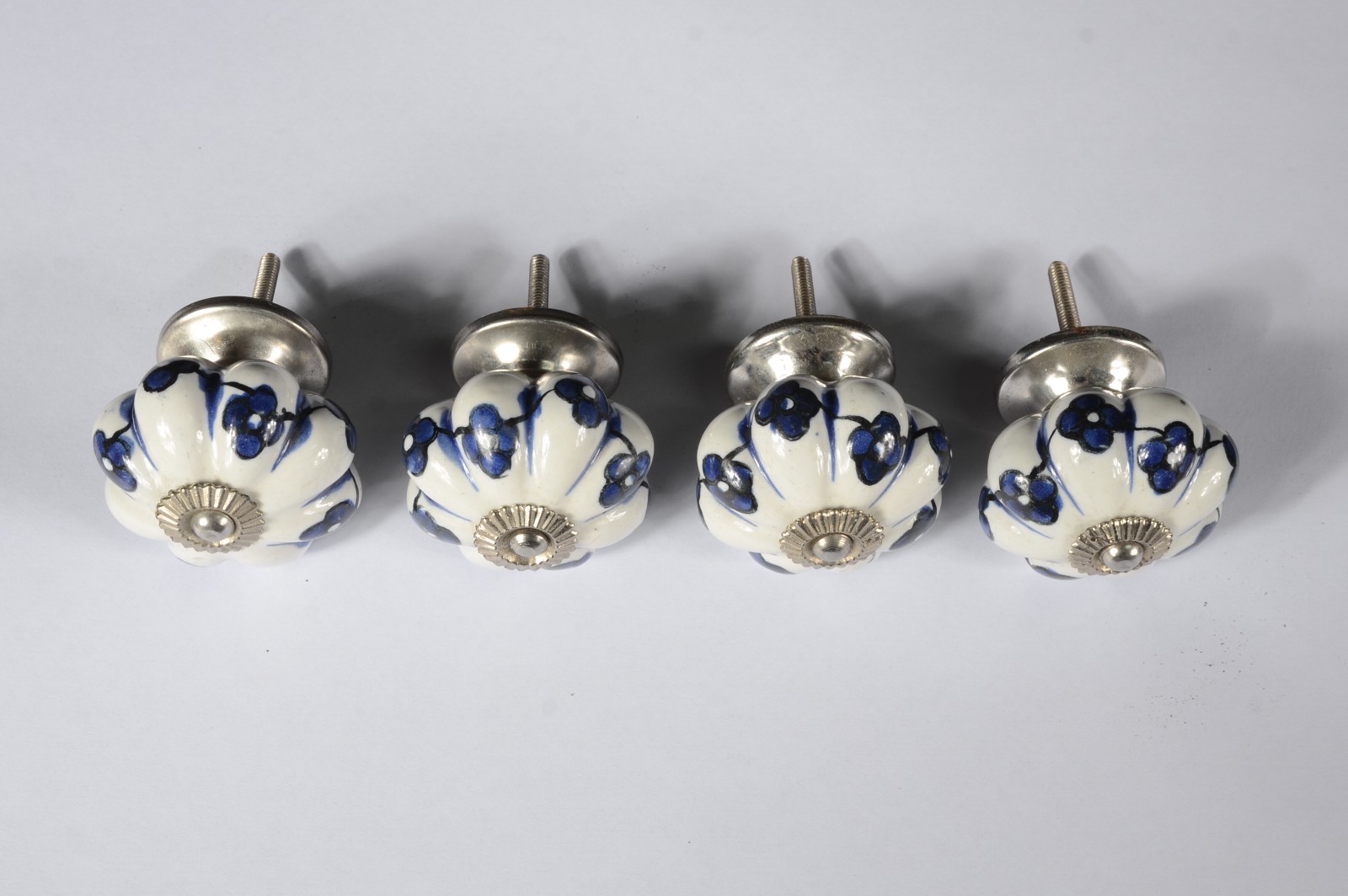 Conjunto com 4 maçanetas de porcelana azul e branca - foto 2 de 3